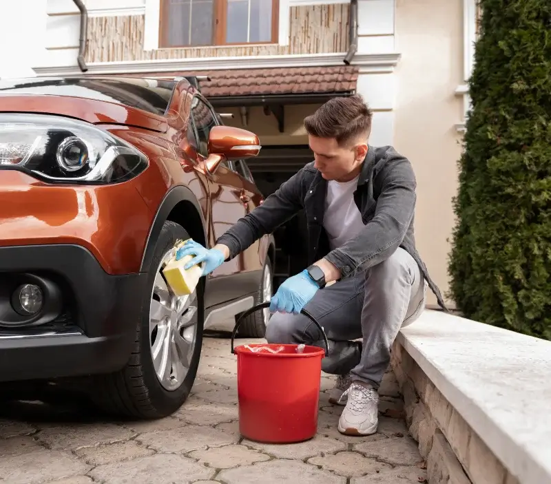 Lavage auto à domicile Bourneville-Sainte-Croix : professionnel intervenant sur un véhicule